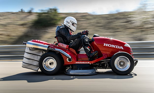 Dünyanın En Hızlı Çim Biçme Makinesi