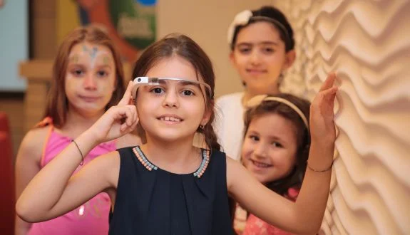 Çocuklar Google Glass ile Tivibu Keyfini Test Etti 1 TTNET GoogleGlass