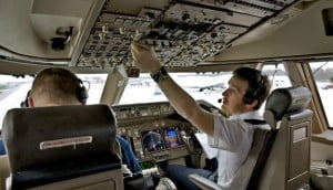 TNT Airways, Kağıt Uçuş Dokümanları Yerine Tablet Kullanacak 19 TAY pilots at work 1