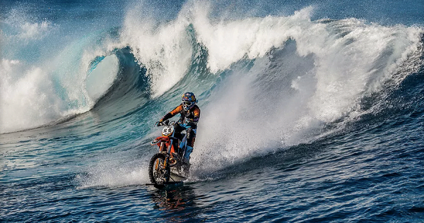 Motosikletle deniz üstünde surf yapılır mı?