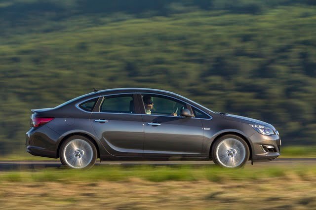 listing main 2014 Opel Astra Sedan Side 2