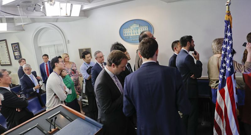 Beyaz Saray Personelin Cep Telefonu Kullanmasını Yasaklayabilir