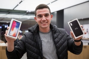 İşte Türkiye'de iPhone X'i satın alan ilk kullanıcılar! 22 ala1