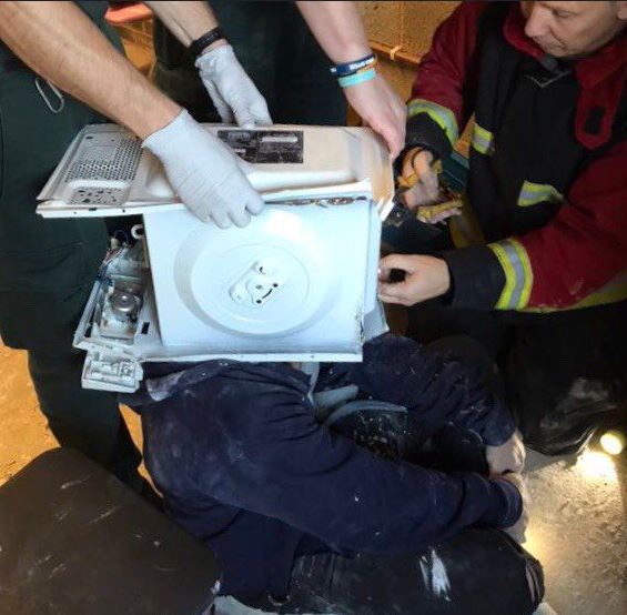 YouTuber, kafasını çimento dolu fırına soktu. Bakın sonra ne oldu...