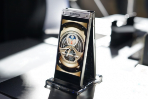 Samsung'un Kapaklı Telefonu W2018 Tanıtıldı! 17 w1
