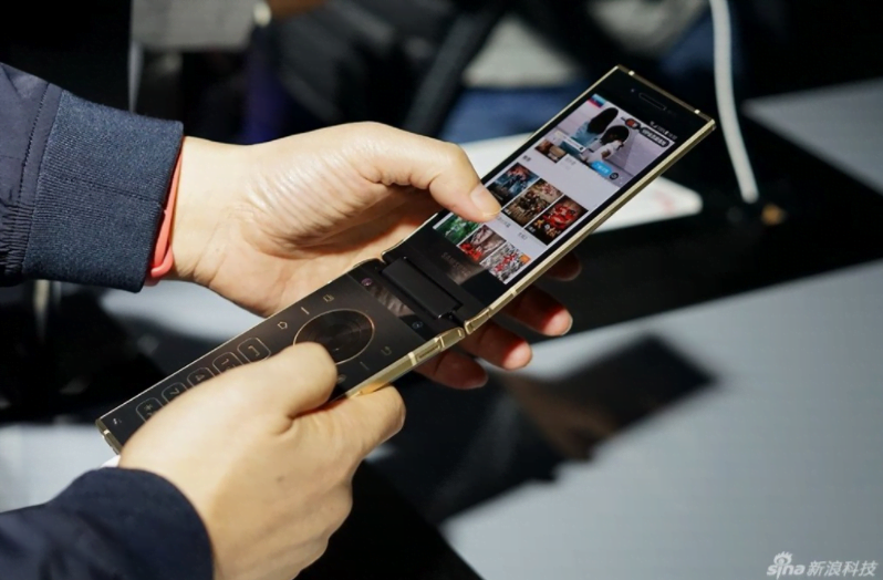 Samsung'un Kapaklı Telefonu W2018 Tanıtıldı!