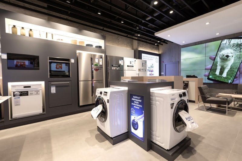 Samsung Kanyon AVM içerisinde neler yapacağıyla ilgili bilgiler geçtiğimiz dönemde dilden dile konuşuşuyordu. Hatta bir mağaza üzerinde Samsung logosu ile "çok yakında hizmetinizdeyiz" yazısı birçok kişiyi heyecanlandırmıştı. Sıra geldi açılışa...