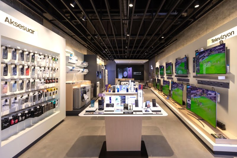 Samsung Kanyon AVM içerisinde neler yapacağıyla ilgili bilgiler geçtiğimiz dönemde dilden dile konuşuşuyordu. Hatta bir mağaza üzerinde Samsung logosu ile "çok yakında hizmetinizdeyiz" yazısı birçok kişiyi heyecanlandırmıştı. Sıra geldi açılışa...