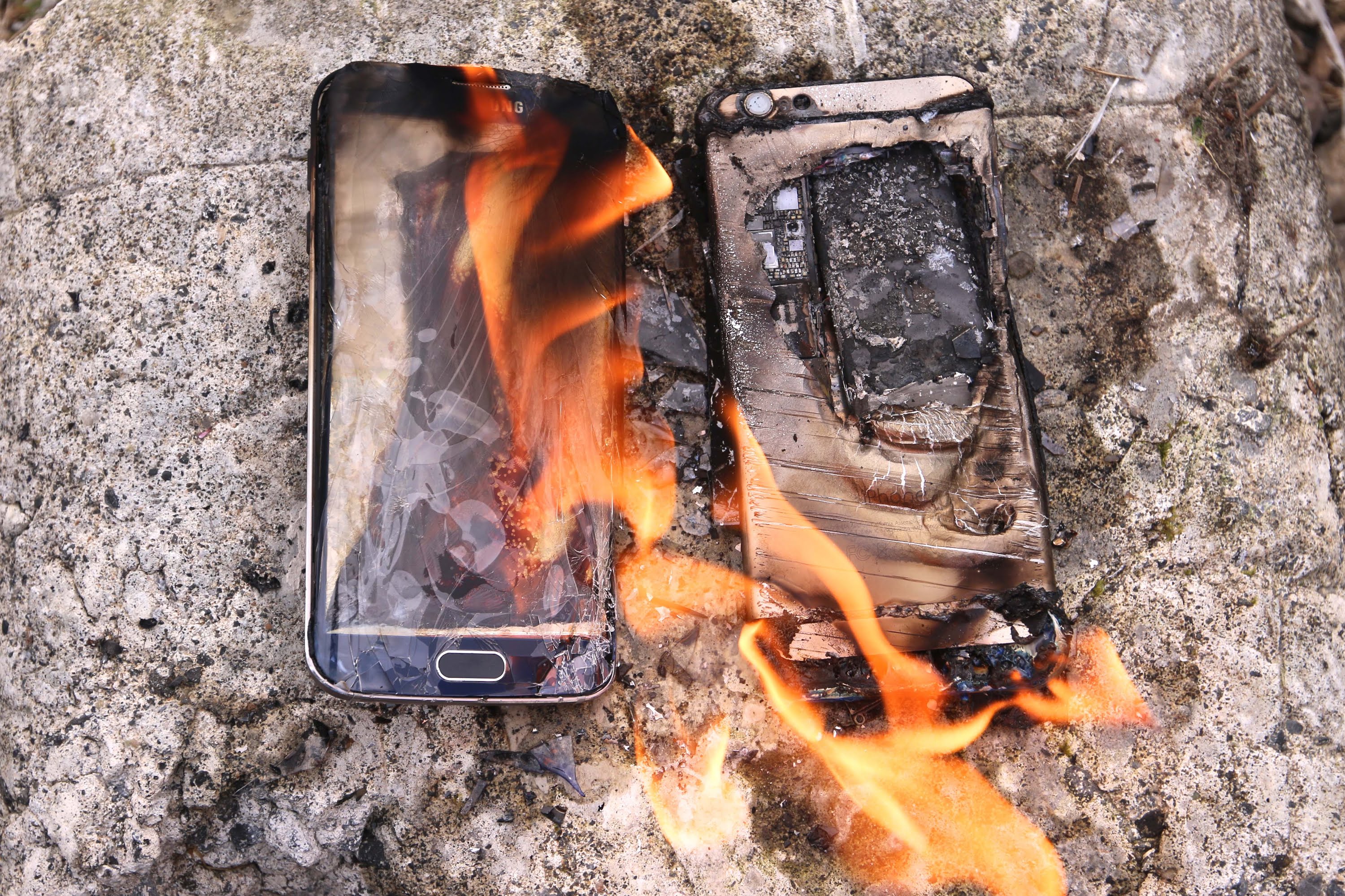 Может ли смартфон. Samsung Galaxy Note 7 взрывается. Samsung Galaxy Note 7 Burning. Samsung Galaxy Note 7 Burn. Сгорел смартфон.