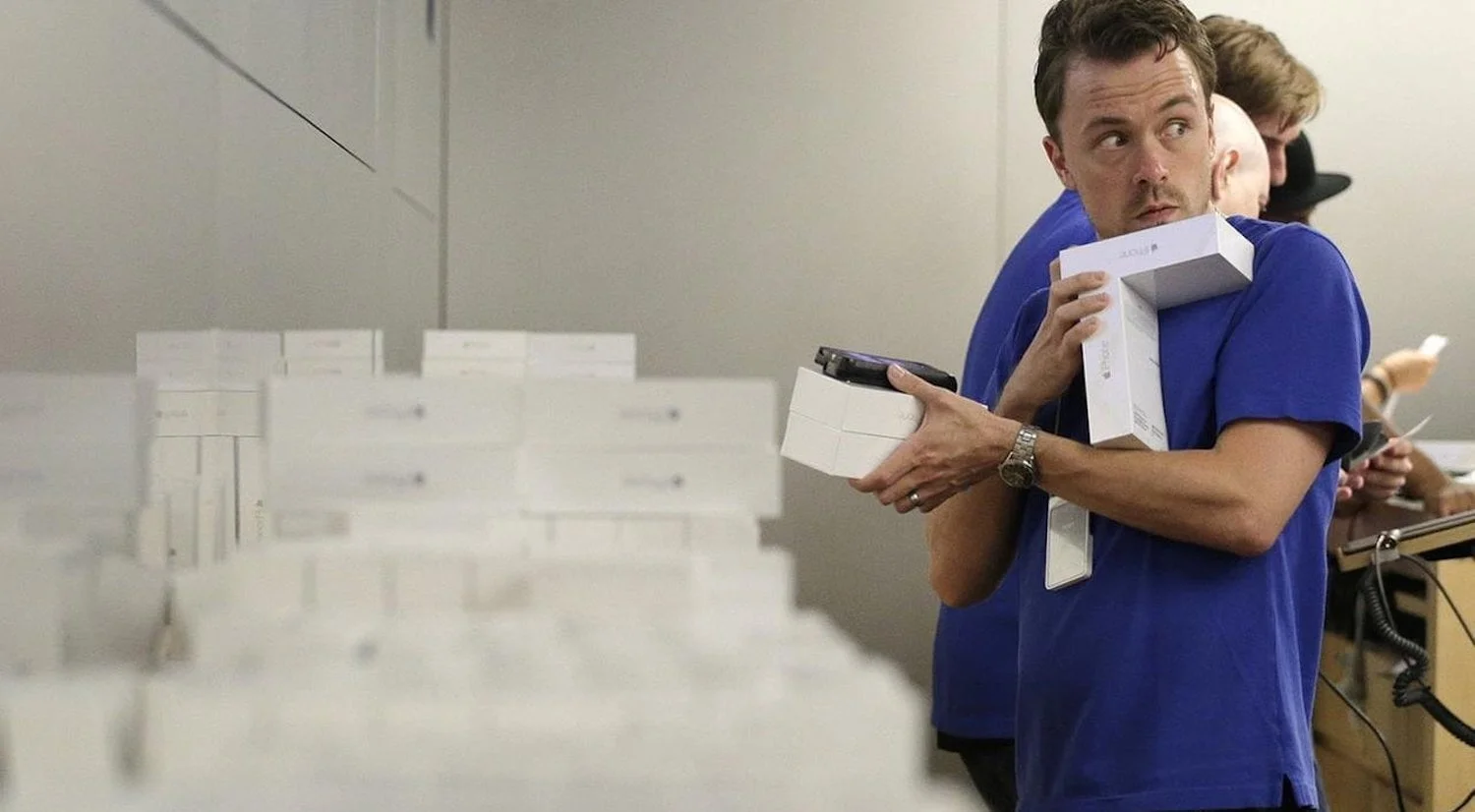 Apple Store'u 5 kişi aynı anda soydu! 1 Apple Store