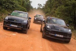 Yenilenen Porsche Macan tozu dumana kattı! 20 Porsche Macan
