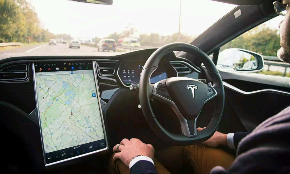 Tesla Autopilot kırmızı ışık