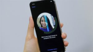 Ekrana gömülü Face ID