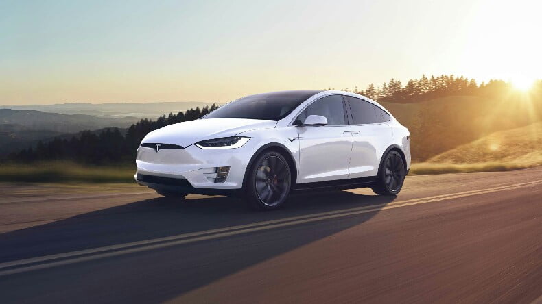 Tesla Model S ve X araci