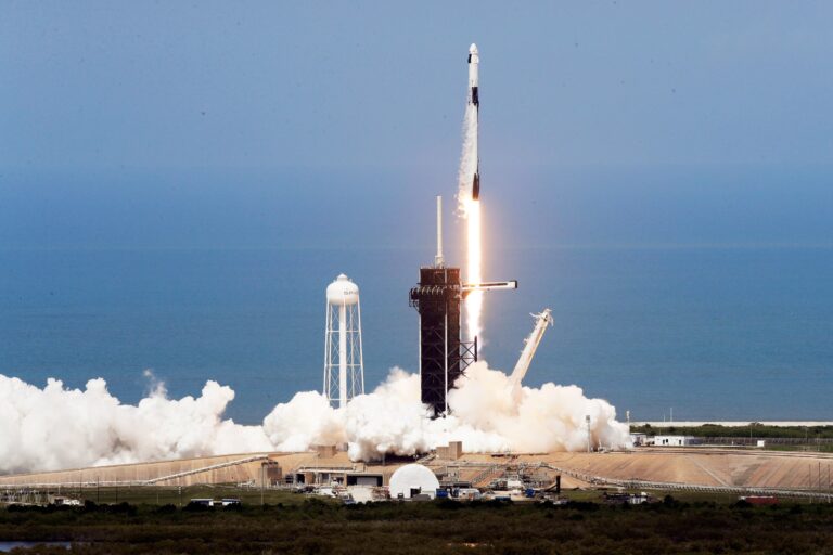 SpaceX okyanusun üstünde uzay limanı inşa edecek: Çılgın proje diye buna denir