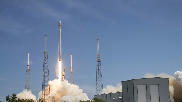 SpaceX 36 saatte üç roket fırlattı
