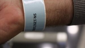 Koronavirus hastalarina elektronik bileklik takilacak