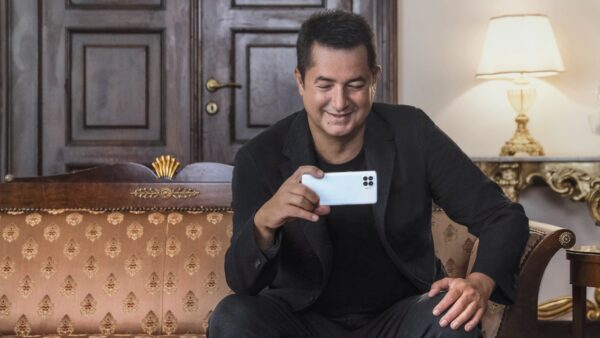 Reno4 serisi için Acun Ilıcalı kamera karşısında 2 OPPO'nun Reno4 serisi için Acun Ilıcalı kamera karşısında