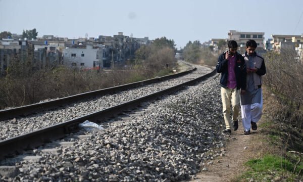 Pakistan'da bir gence Tiktok videosu çekerken tren çarptı 2 Pakistan'da bir gence Tiktok videosu çekerken tren çarptı