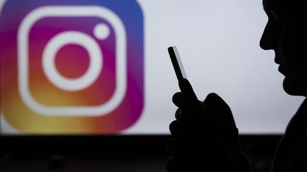 Instagram, tek bir akışta ikiden fazla yayıncıyı barındıracak şekilde Live'ı genişletiyor. Platform, (Twitch'in Takım Yayını gibi) dört kişiye kadar birlikte yaşamasına izin verecek Canlı Odaları açıkladı. Instagram, yaptığı duyuruda, insanların birden fazla arkadaşla talk show, jam session veya grup dersleri gibi etkinliklere ev sahipliği yapmasına izin vererek kullanıcılara daha fazla fırsat açma umudunun olduğunu söylüyor.  Bu özellik bugün (1 Mart) kullanıma sunulmaya başlayacak ve hafta boyunca tüm kullanıcılara ulaşacaktır.  2020'de salgınla ilgili kilitlenmeler başladığından beri insanlar Instagram'ın Canlı özelliğini çok daha fazla ve yeni şekillerde kullanıyorlar. Örneğin hükümet COVID-19 yönergeleri hakkında farkındalığı yaymak için kullanıyor ve eğlence kıyafetleri röportajları yayınlamak için kullanıyor. ünlülerle. Geçtiğimiz yıl boyunca platform, insanlara daha büyük ekranlarda izleme seçeneği sunmak için Canlı akışları web'de görüntülenebilir hale getirdi ve kullanıcıların bunları 24 saatten daha uzun süre izlenebilir hale getirmek için IGTV'ye kaydetmesine izin verdi. Ekim ayında Instagram, bir akışın maksimum uzunluğunu yalnızca bir saatten dört saate çıkardı.  Birlikte yaşayabilecek kişilerin sayısını artırmak, içerik oluşturucuların kitlelerine ulaşmasının başka bir yoludur. Instagram ayrıca, bu özellik potansiyel olarak takipçilerini artırabileceğinden, Canlı Odaların onlara para kazanmaları için daha fazla fırsat vermesini bekliyor. İzleyiciler, daha fazla görünürlük için bir Canlı yayın sırasında yayıncılardan rozetler satın alabilir, sonuçta onlardan ürün satın alabilir veya kâr amacı gütmeyen kuruluşlara bağışta bulunabilirler.  Kullanıcılar sola kaydırıp Canlı kamera seçeneğini belirleyerek yayına başlayabilir. Daha sonra Odalar simgesine dokunmaları ve eklenecek misafirleri seçmeleri gerekir - kendileriyle canlı yayın yapmak isteyen kişilerle yayın yapabilir veya başkalarına davet gönderebilirler. Platform, bir Canlı'da yayıncılardan herhangi biri tarafından engellenen kullanıcıların onu göremeyeceğini ve Canlı Odaların sahiplerine de yorum bildirme ve engelleme yeteneği gibi tüm özelliklerin sunulacağını garanti eder.