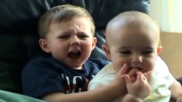 "Charlie parmağımı ısırdı" videosu YouTube'dan sonsuza kadar kaldırılabilir