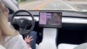 Tesla, "Full Self Driving" sürümünü kullanıma sunmaya başladı