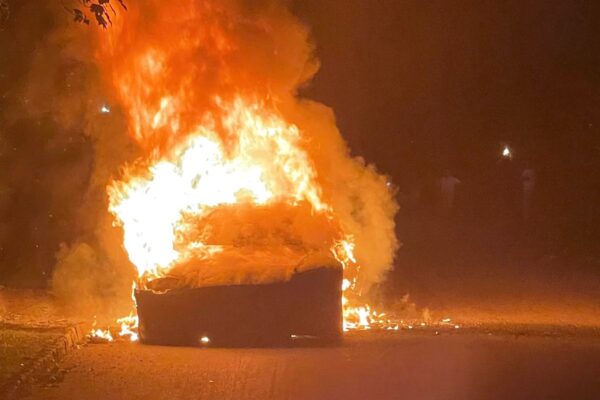 Tesla Model S Plaid sürüş sırasında alev aldı! 2 Tesla Model S Plaid sürüş sırasında alev aldı!