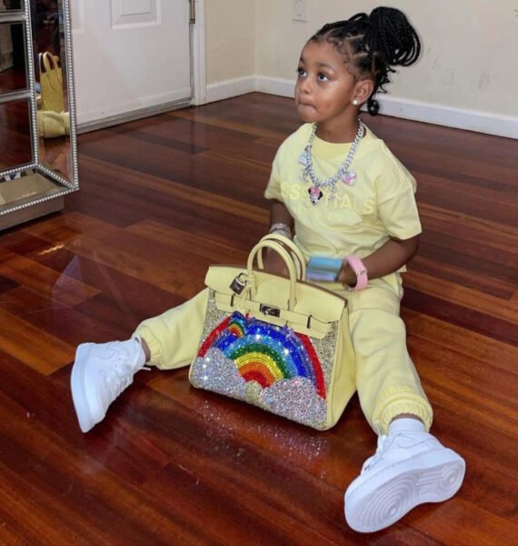 Cardi B üç yaşındaki kızına 400 bin TL değerinde hediye aldı