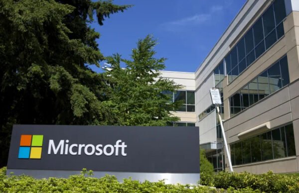 Microsoft, çalışanlarının ofise dönüş tarihini süresiz olarak erteledi