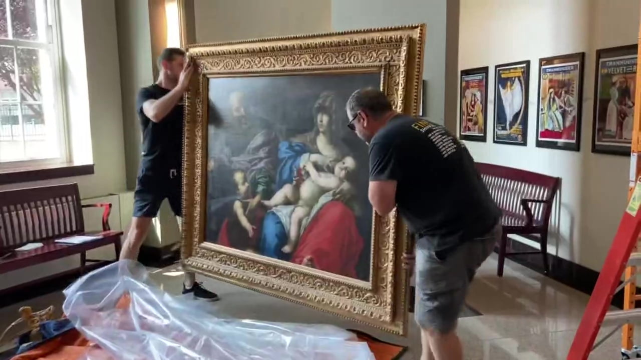 Kilisede gezerken kayıp bir tabloyu buldu!