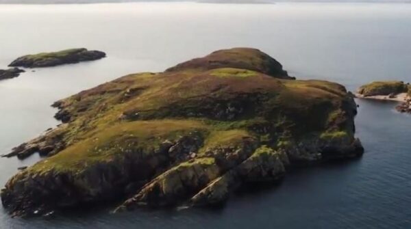 İskoçya üzerinde bir ada evden ucuz fiyata satışa çıkarıldı!