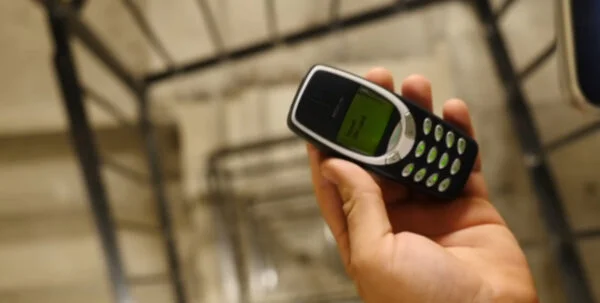 iPhone 13 mü daha sağlam yoksa Nokia 3310 mu? 2 y4