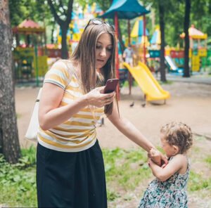 Akıllı telefonlar bebeklerin gelişimini engelliyor