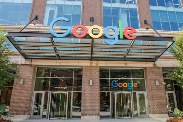 Google, çalışanlarının ofise dönüşünü bir kez daha erteledi!