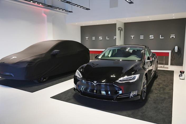 Tesla, hareket halindeki arabalarda oyun oynamasına izin vermeyecek