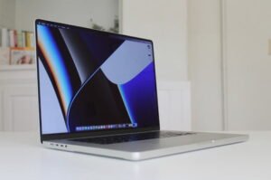 Apple, macOS Universal Control'ü 2022 baharına kadar erteledi