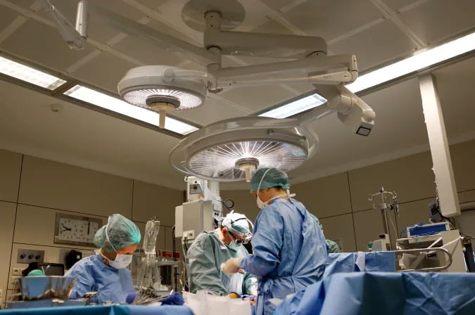 Cerrahlar genetiği değiştirilmiş domuz kalbini insan hastaya başarıyla naklettiler