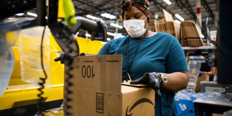 Amazon, işçileri için ücretli COVID-19 iznini yarıya indirdi