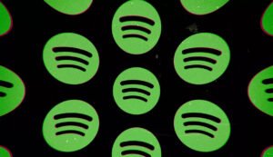 Spotify başını belaya sokan podcast için yüklü bir miktar ödedi