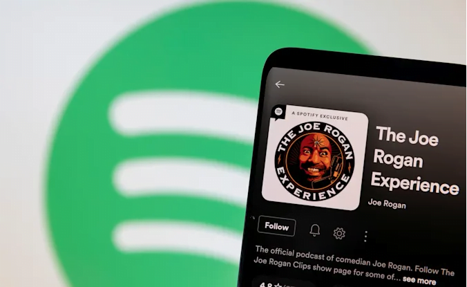Spotify başını belaya sokan podcast için yüklü bir miktar ödedi