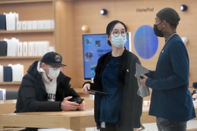 Apple, çoğu mağazasında maske zorunluluğunu kaldırdı