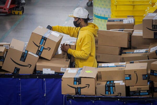 Amazon aşılı çalışanlarına maskesiz çalışma izni verecek