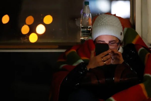 Google, Ukrayna'daki Android telefonlarda hava saldırısı uyarıları yayınlıyor