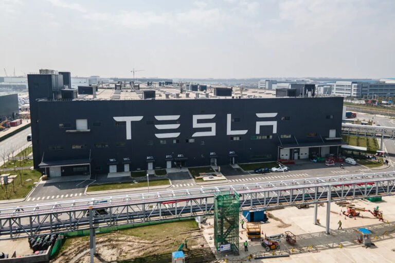 Tesla Çin’deki işçilerini fabrikada uyumaya zorluyor