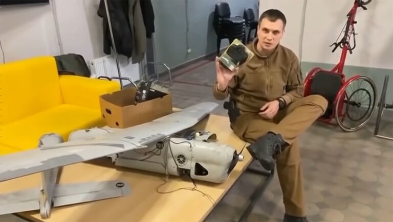 Ele geçirilen Rusya drone’unun içinden koli bandı ve Canon DSLR kamera çıktı