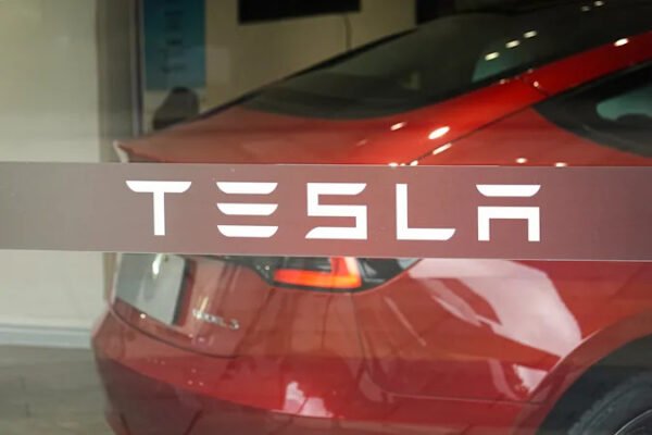 Tesla, 130.000 aracını geri alıyor!