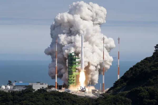 Güney Kore ilk yerli roketiyle uydu fırlattı!