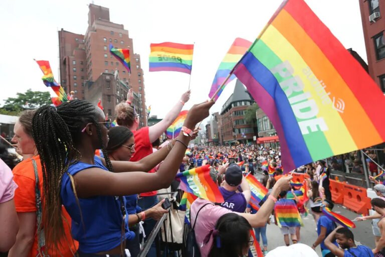 GLAAD LGBTQ için ses yükseltti