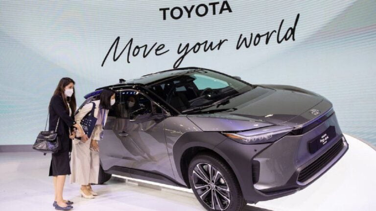 Toyota elektrikli otomobillerini trafikten çekiyor
