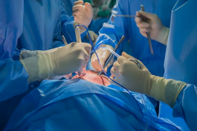 Cerrahlar, beyin ölümü gerçekleşen iki insana domuz kalbi nakletti!